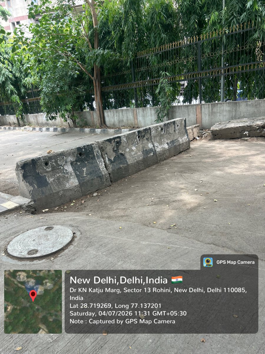 RishantPandey76's tweet photo. Dear CM @gupta_rekha and @MCDelhi,

The service lane outside Neelkanth Apartment, Sector 13, Rohini has been illegally blocked by the society management for private parking. This is causing inconvenience to commuters and obstructing public access.

Kindly take immediate action, https://t.co/onU88eOAcB