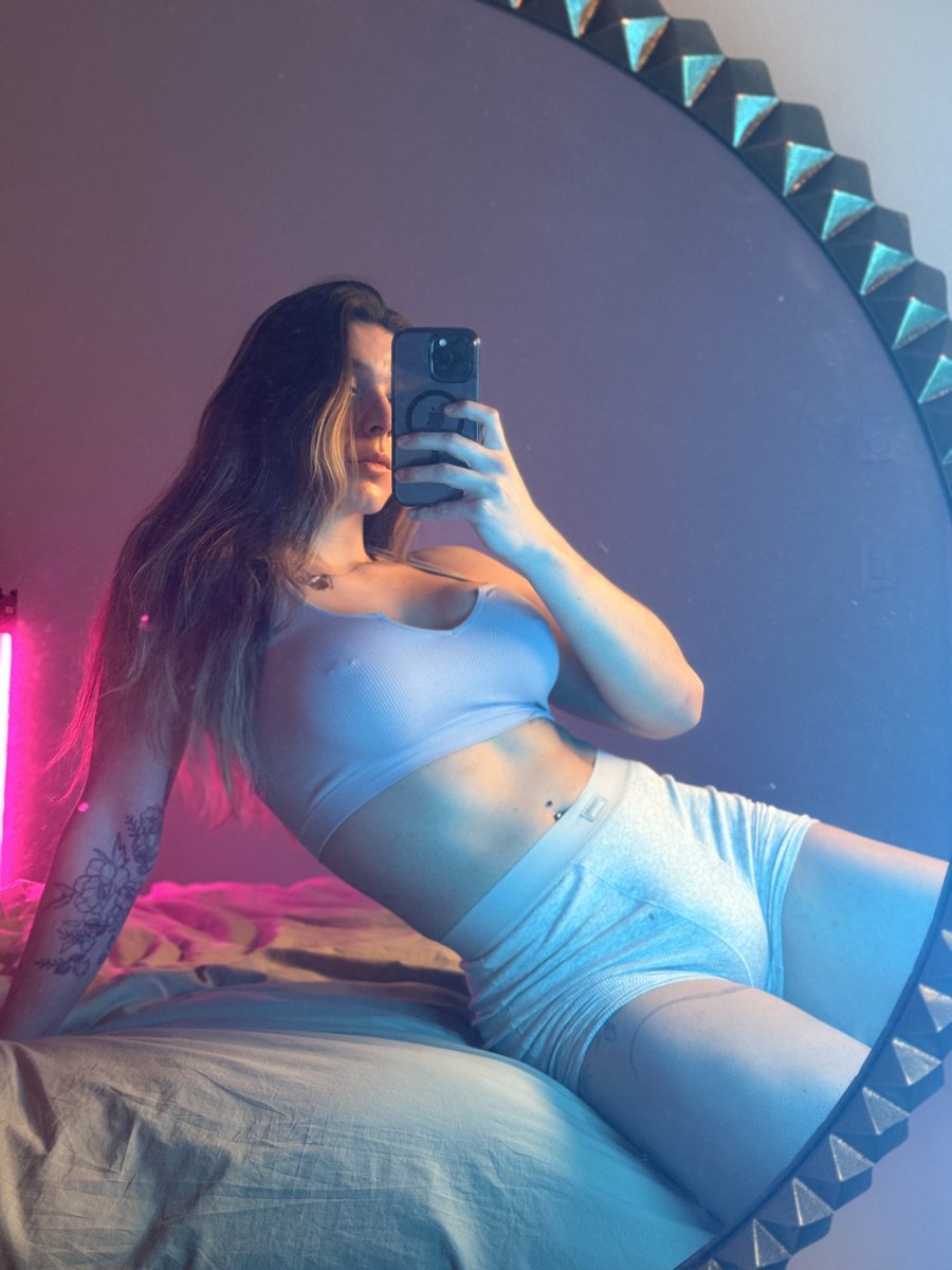 ElizabethTd1x's tweet photo. Trans,thriving and happier than ever 🏳️‍⚧️👅💕 https://t.co/7G1fzoRyDw