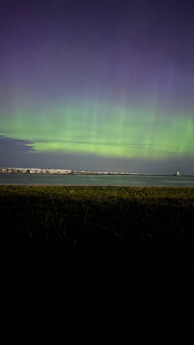 Sharpiebro's tweet photo. Haha yupppp #aurora #northernlights #NY https://t.co/oU5sH8YfTS