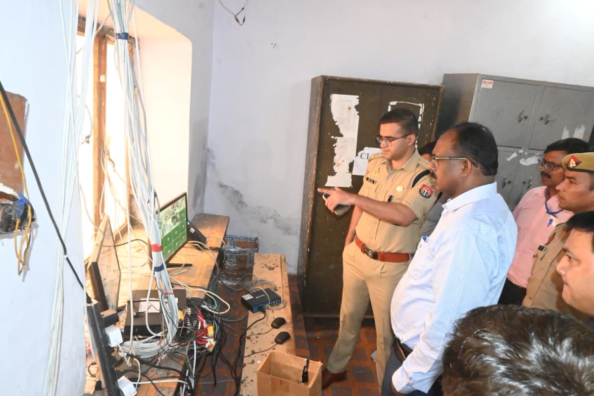 firozabadpolice's tweet photo. जनपद फिरोजाबाद में आयोजित (UPTET-2026) के अंतिम दिवस दिनांक 04-07-2026 को परीक्षा को सकुशल, निष्पक्ष एवं शांतिपूर्ण ढंग से संपन्न कराए जाने के दृष्टिगत #DM_FRZ एवं #SSP_FRZ द्वारा विभिन्न परीक्षा केंद्रों का संयुक्त निरीक्षण किया गया। https://t.co/3xGuuqNrv4