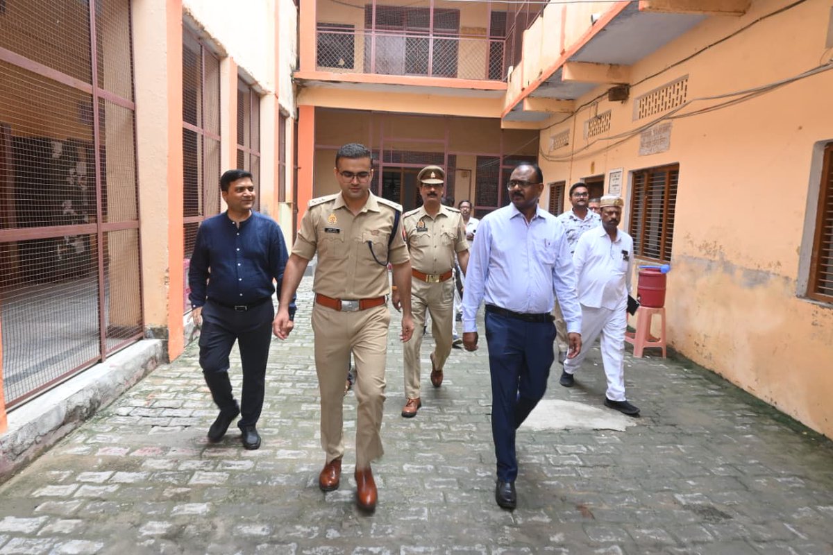 firozabadpolice's tweet photo. जनपद फिरोजाबाद में आयोजित (UPTET-2026) के अंतिम दिवस दिनांक 04-07-2026 को परीक्षा को सकुशल, निष्पक्ष एवं शांतिपूर्ण ढंग से संपन्न कराए जाने के दृष्टिगत #DM_FRZ एवं #SSP_FRZ द्वारा विभिन्न परीक्षा केंद्रों का संयुक्त निरीक्षण किया गया। https://t.co/3xGuuqNrv4