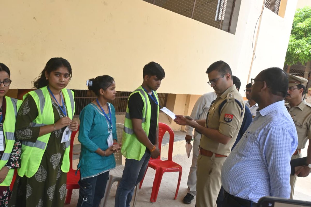 firozabadpolice's tweet photo. जनपद फिरोजाबाद में आयोजित (UPTET-2026) के अंतिम दिवस दिनांक 04-07-2026 को परीक्षा को सकुशल, निष्पक्ष एवं शांतिपूर्ण ढंग से संपन्न कराए जाने के दृष्टिगत #DM_FRZ एवं #SSP_FRZ द्वारा विभिन्न परीक्षा केंद्रों का संयुक्त निरीक्षण किया गया। https://t.co/3xGuuqNrv4