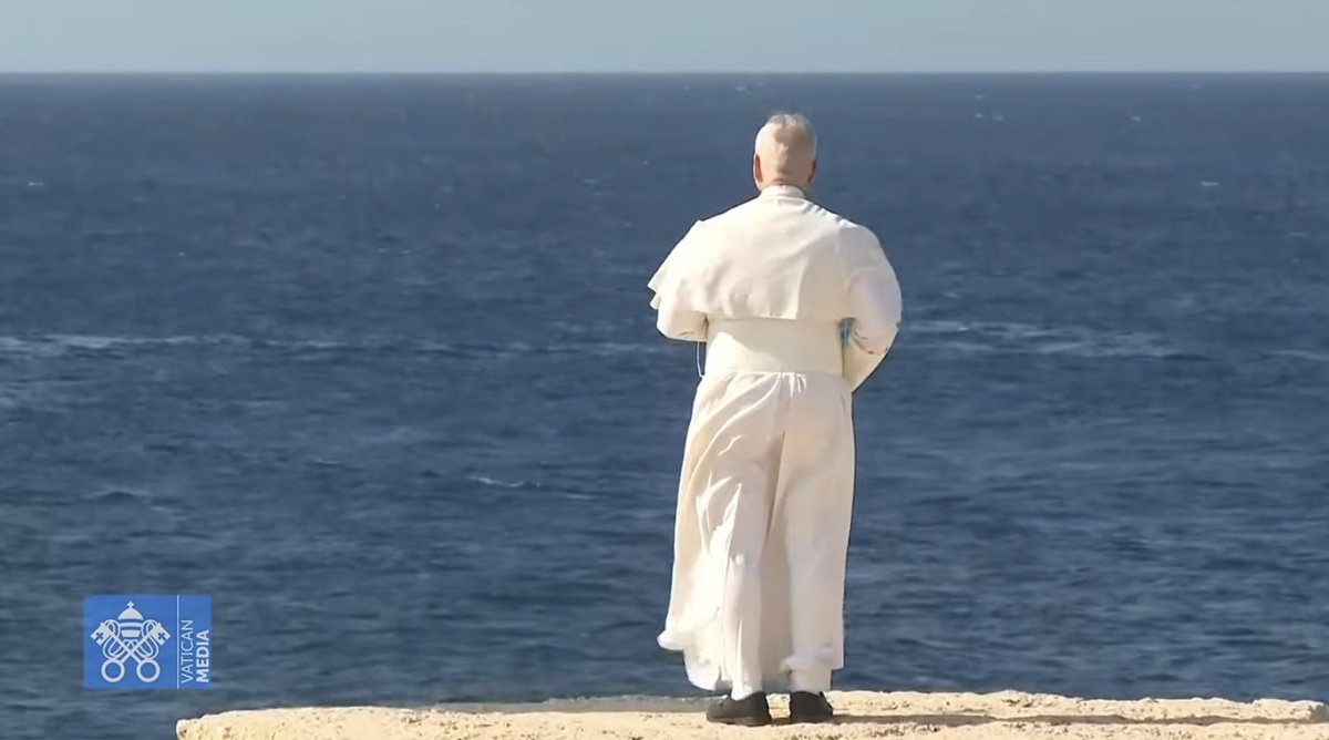 vaticannews_it's tweet photo. #LeoneXIV si sofferma guardando l'orizzonte sul mare, una meta agognata da tanti migranti che sfidano queste acque per cercare un accesso all'Europa.

#visitapastorale #lampedusa https://t.co/IcdH3q1rYw