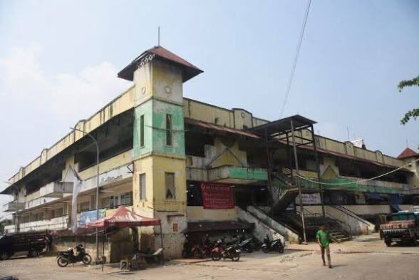 txtdrbekasi's tweet photo. WARGA BEKASI HARUS TAU: Pada Senin (29/6/2026), Tim Penyidik Tindak Pidana Khusus (Pidsus) Kejaksaan Negeri Kota Bekasi melakukan penggeledahan dan penyitaan sejumlah dokumen di Kantor Dinas Perdagangan dan Perindustrian (Disdagperin) Kota Bekasi serta UPTD Pasar Bantargebang. 

Penyitaan tersebut berkaitan dengan penyidikan dugaan pungutan liar (pungli) dalam pengadaan dan pengelolaan fasilitas MCK pada proyek revitalisasi Pasar Bantargebang.

Penggeledahan yang berlangsung sekitar lima jam itu menghasilkan barang bukti berupa tiga koper hitam dan dua boks dokumen yang diduga terkait dengan perkara. Kasi Intelijen Kejari Kota Bekasi, Ryan Anugrah, menjelaskan bahwa penggeledahan dilakukan karena penyidik belum memperoleh dokumen yang dibutuhkan pada tahap penyelidikan.

Saat ini, seluruh dokumen yang disita tengah dipelajari untuk memperkuat alat bukti serta menjadi dasar pemeriksaan terhadap pihak-pihak yang diduga mengetahui maupun terlibat dalam kasus tersebut. Penyidikan masih berlangsung, dan hasil pendalaman dokumen akan menjadi dasar penyidik dalam menyusun konstruksi perkara serta menentukan langkah hukum selanjutnya.