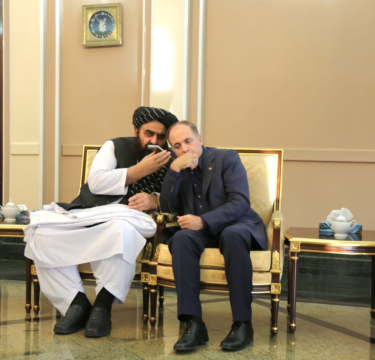 HAfghan8's tweet photo. ډیپلوماسي له هر فرصته د استفادې هنر دی.
د هېواد د بهرنیو چارو وزیر د ایران له لورې د افغانستان - ایران مشترک کمیسیون مشر او زراعت وزیر سره.
د ښه ګاونډیتوب او متقابل احترام پیاوړتیا او همدا راز د متقابلو ګټو پر بنسټ خبرې اترې، د دواړو هېوادونو ګټې او اړیکې پایدارې کوي.
حماد https://t.co/Ms8lF3LNCz