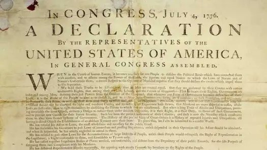 hurkirpiX's tweet photo. 4 Temmuz: Ulus-Devlet Prangasına Karşı Bireysel Egemenlik

🖋️Merve Karataş (@drmervekaratas) yazdı.

Modern siyaset felsefesindeki en büyük hatalardan biri Herbert Butterfield'ın tanımladığı anlamda Whig tarih anlay��şını kabul etmek ve 4 Temmuz 1776'yı insanlığın kaçınılmaz bir ilerleme süreci içinde demokratik bir ulus-devlet kurma aşaması olarak görmektir.

Konuyu doğru bir temele oturtmak için 1776'nın modern ulus-devlet paradigmasının başlangıcı olmadığını ve bilakis 4 Temmuz'un, Vestfalya düzeninin dayattığı bölünmez ve mutlak egemenliğe karşı bir isyan olarak tarihe geçtiğini belirterek başlamamız icap eder. Thomas Jefferson, James Madison ve Thomas Paine gibi aydınlar, Jean Bodin ve Thomas Hobbes'un teorilerini reddetmiş ve Amerikan Devrimi, İngiliz Whig aristokrasisinin muhafazakar reformizmiyle değil; radikal cumhuriyetçi ve erken liberteryen gelenekle beslenmiştir.

Aslında 4 Temmuz'un temsil ettiği coşku radikal desentralizasyonun, yerel egemenliğin ve devleti küçültmenin zaferidir. Jefferson devletin her türlü kurumsallaşmasının tiranlık üreteceğini öngören bir sürekli devrim mantığına sahiptir. Gelgelelim bu devrim felsefesi yerini anayasal mühendisliğe bıraktığında devrimi içeriden kemiren talihsiz bir karşı-devrime de dönüşmüştür. Zira Hamilton, merkez bankası, daimi ordu, yüksek gümrük duvarları ve merkantilist devlet-sermaye ortaklığıyla modern Amerikan Leviathan'ının temellerini atmıştır.

Jeffersoncı 1776 ruhu ve Hamiltoncı devlet aklını kıyasladığımızda da, belirgin bir tezatlık görürüz:

* Bir tarafta egemenliğin odağı olarak bireye karşı, diğer tarafta federal otorite,
* Bir tarafta ekonomik vizyon olarak serbest ticaret ve sağlam paraya karşı diğer tarafta merkantilizm, korumacılık ve itibari para tekeli,
* Bir tarafta askeri doktrin olarak silahlı topluma ve milislere karşı diğer tarafta daimi düzenli ordu.

İronik olarak modern Washington'ın George III'ün Britanya'sından daha müdahaleci, daha ağır vergi meraklısı ve daha otoriter bir Hamiltoncı düzen olduğunu söyleyebiliriz.

Muhafazakarların sık başvurduğu bir argüman olduğundan Locke'çu yaratıcı metaforunun yapı sökümüne de değinmemiz önemlidir. Bağımsızlık Bildirgesi'ndeki "Bütün insanlar yaratıcıları tarafından devredilemez haklarla donatılmışlardır" cümlesi teolojik bir dogma olmaktan ziyade siyasi iktidarı mülksüzleştirmek için kullanılan stratejik bir kaldıraç olma işlevi görmüştür.

Aslında John Locke'un bu felsefi mimarisi Robert Filmer'ın kralların ilahi hakkını savunan teokratik mutlakiyetçiliğine karşı bir panzehir olarak doğmuştur ve Jefferson bu dili Amerikan bağlamına taşırken Hristiyan ortodoksisinin transandantal tanrı kavramını Spinozacı bir Deus sive Natura, yani tanrı ya da doğa rasyonalizmine esnetmiştir.

Buradaki tehlike ise Amerikan Devrimi'nin dinsel bir temel üzerine yükseldiği iddiasıdır. Durum aslında tam tersidir: Teolojik dil, seküler bir anarşinin meşruiyet zırhı olarak kullanılmıştır.

Bununla birlikte Locke'çu tezi tamamen sekülerleştirmek liberteryen tutarlılık açısından bir zorunluluktur. Zira doğal haklar teolojik bir iradeye endekslenirse devlet bu kez de kendisini ilahi düzenin seküler koruyucusu ilan ederek bireysel özgürlükleri yeni bir teokratik despotizm altında ezebilir.

Zaten tarihsel süreç de tam olarak bu sapmaya sahne olmuştur. Püriten ahlakçılık Amerikan devlet aygıtının bireysel yaşam alanlarına müdahale etmesinin en kullanışlı felsefi kılıfı haline gelmiştir.

Binaenaleyh 1776 ruhunu ilahi teyitten de bağımsız, aksiyomatik ve seküler bir hak teorisine oturtmamız gerekir. Haklar, insanın rasyonel bir varlık olarak hayatta kalma stratejisinin nesnel bir gerekliliğidir ve doğanın ampirik bir gerçeğidir.

Eğer bugün 1776 ruhunun felsefi mirasçıları aranacaksa bu ulus-devletlerin parlamento binalarında, dini otoriterlerde ya da militarist geçit törenlerinde değil; cypherpunk hareketinin, kriptografik anarşizmin ve desentralize protokollerin kod satırlarında aranmalıdır. Zira Satoshi Nakamoto'nun 2008'de Bitcoin teknik whitepaperını yayınlaması, devletlerin en büyük güç kaynağı olan itibari para tekeli ve enflasyonist müsadere mekanizmasını felsefi ve teknolojik olarak havaya uçurmuştur.

Sonuç olarak 4 Temmuz, statükonun, sınırların veya mevcut Amerikan hegemonyasının kutsandığı bir ayin olmaktan uzak olup; tam aksine devlet aygıtının ontolojik gayrimeşruiyetini ilan eden bireyci, seküler, rasyonalist ve radikal bir ikonoklazm olarak ele alınmalı ve 1776 ruhu devletlerin bireyi yutmaya çalıştığı her çağda, dijital ya da fiziksel barikatlarda yeniden üretilmesi gereken dinamik bir başkaldırı felsefesi olarak hatırlanmalıdır.

4 Temmuz'un ruhunda, modern Kamu Tercihi Teorisi'nin çok erken gelmiş bir habercisi niteliğinde bir devlet şüpheciliği vardır. ABD dizayn edilirken devlet, toplumsal sözleşmeye sadık kalan tarafsız bir hakem olarak görülmemiştir; tam aksine, doğası gereği genişleyen, yayılan ve kendi çıkarını maksimize etmeye çalı��an asimetrik bir kudret odağı olarak ele alınarak kurumsallaştırılmıştır.

Eğer bugün bir ABD başkanı istediği her keyfi kararı alamıyorsa ve ABD diğer ülkelere kıyasla aynı düzeyde bir kolaylıkla otoriterleşemiyorsa, hâlâ bu sayededir.