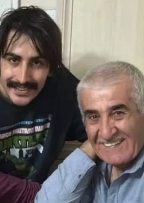 ferhatboratav's tweet photo. Deniz Göktaş hakkında süregiden linç kampanyasına bir de babası hakkında asılsız iddialar eklendi.
Deniz Göktaşın babası Kemal Göktaş hakkında 1980'lerde silahlı militan olduğu, Çorum olaylarına karıştığı iddia ediliyor, mesajlar paylaşılıyor.

Deniz'in babası 1972 doğumlu, yani 1980 yılında 8 yaşında.. Sırf isim benzerliğini kullanarak iftira atılıyor.
Ama zaten aksi beklenir mi bunlardan.
#DenizGöktaşSerbestBırakılsın