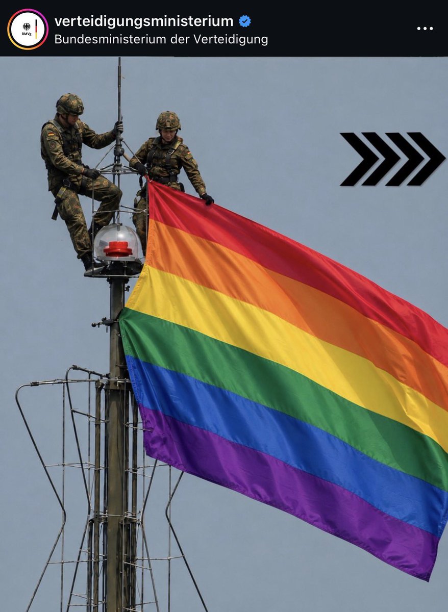 camille_moscow's tweet photo. 🇩🇪🌈 LA BUNDESWEHR CHOISIT LE DRAPEAU ARC-EN-CIEL COMME PRIORITÉ NATIONALE 

Tandis qu’une photo d’un couple russe hétérosexuel en pleine romance spectaculaire au-dessus de New York explose à plus de 2 millions de vues en 24h, le ministère allemand de la Défense sort sa propre version « inclusive » : deux soldats en treillis hissant triomphalement un immense drapeau LGBT depuis une tour militaire.

Au lieu de cultiver l’image de la puissance virile, de la famille traditionnelle et de la cohésion militaire, Berlin transforme ses forces armées en agence de communication idéologique.

Les jeunes ne s’engagent pas pour brandir des drapeaux arc-en-ciel. Ils veulent une mission, pas un défilé Pride en treillis.