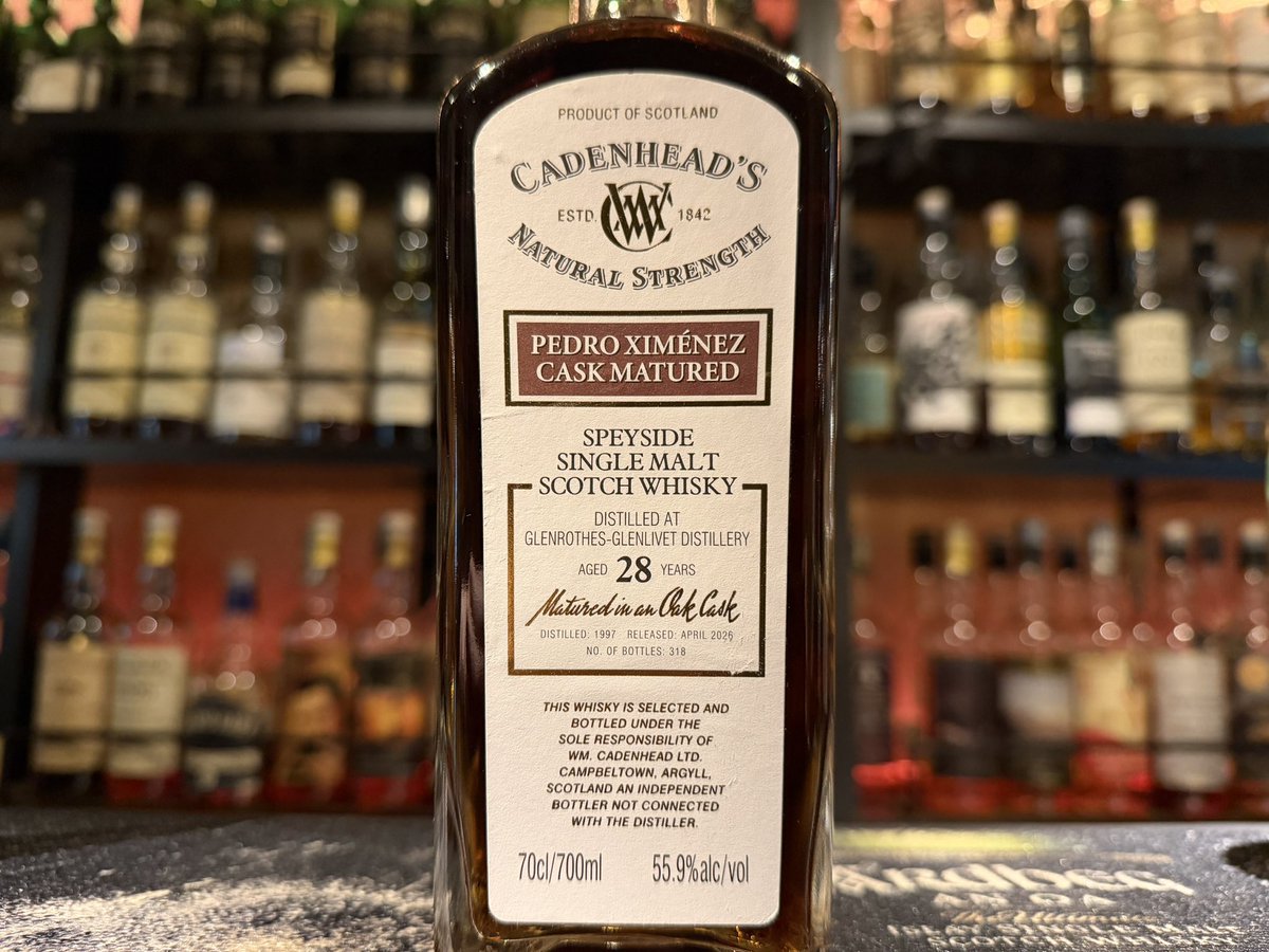 whiskyTEN's tweet photo. 「ケイデンヘッド グレンロセス1997 28年」
昨日に引き続きケイデンヘッドショップにて購入してきた1本です！
こちらも試飲して感動したグレンロセスです！！
PXシェリーカスクでの熟成で長期熟成な珍しいボトルですが、とにかく全てがパーフェクトに纏まった美味すぎる1本！！
今月の目玉ボトルと言ってもいいかなと思います！
濃厚なレーズンやデーツ、イチジク、ぶどうにプラムのダークフルーツ
ダークチョコレートやエスプレッソ、オーキーな深み
メープルシロップの甘みにタバコやレザーのフィニッシュ
葉巻と合わせても最高ですよ！！
超オススメですので是非飲んでみてください！！
それでは本日もお待ちしております！