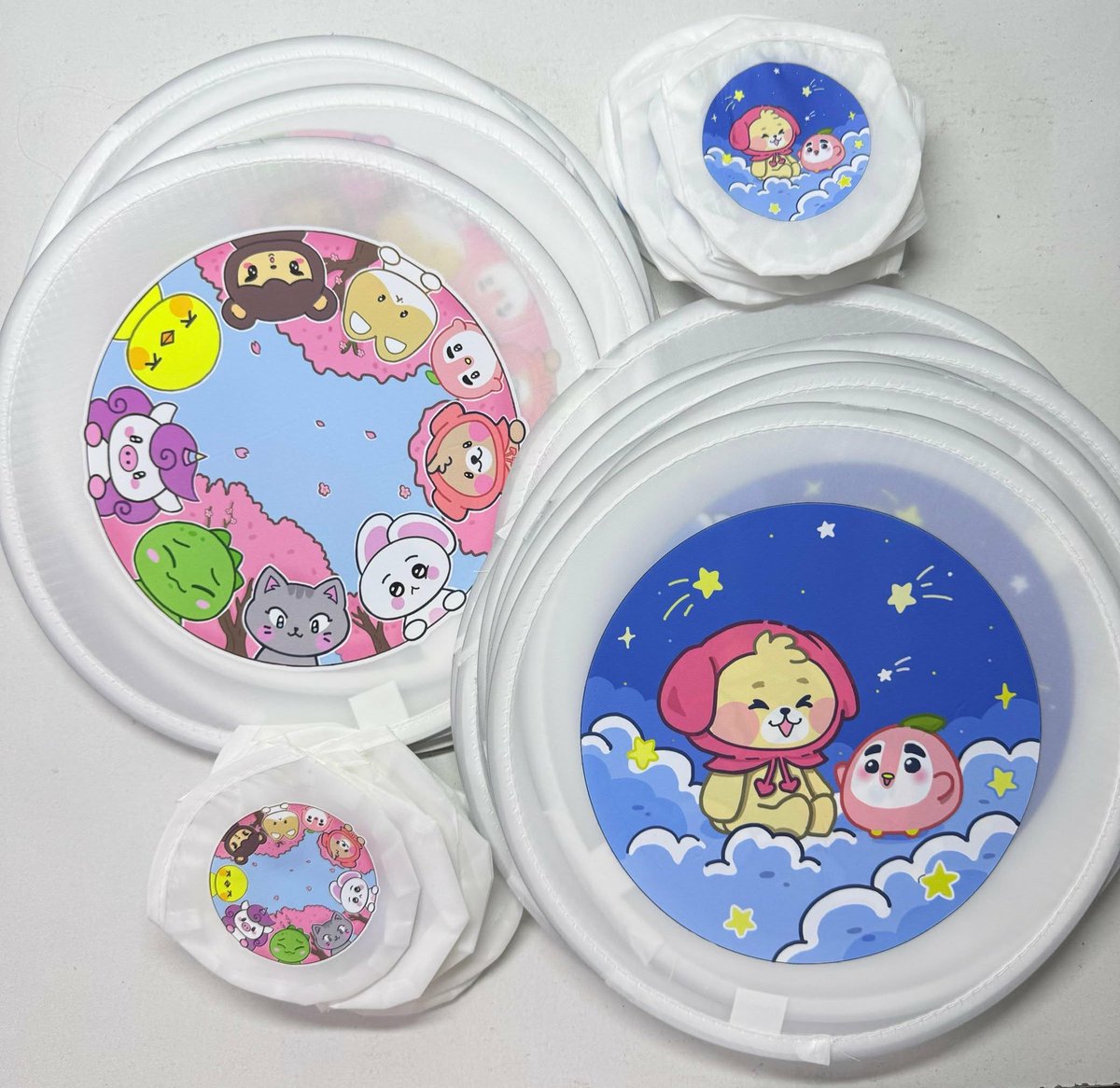 pcyqiankei11's tweet photo. To all my fellow OT9 EXO-Ls and ChanSooists, I’ll be randomly giving away foldable fans, paper coasters, and pocket mirror keychains with official EXO OT9 photocards. See you tomorrow! 🤍

Art by: @chikulet02 @anna_kunie 

#EXhOrizonInManila #EXO
#EXhOrizon_in_MANILA #EXhOrizon https://t.co/XAlBVkaqPA