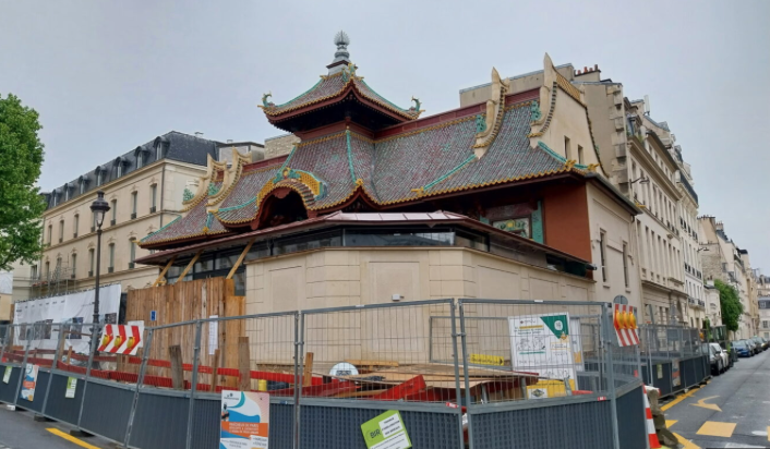 ParisHistorique's tweet photo. Edifié en 1896, fermé en 2015 et classé MH, le cinéma La Pagode poursuit toujours ses travaux de restauration et d'extension (deux salles supplémentaires devant être aménagées en sous-sol), avec une date de réouverture qui demeure incertaine (57 rue de Babylone). @mairie7 https://t.co/A8TAXXYDlG