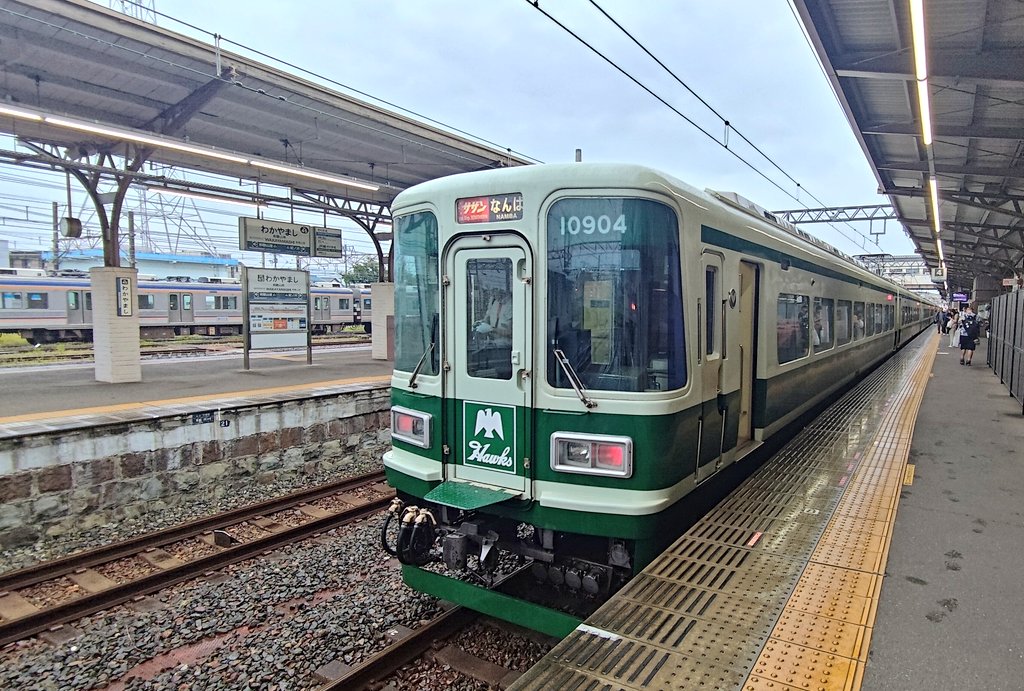 5200APEX's tweet photo. 雨が結構降ってる和歌山市駅まで来てます。
フリー切符エリア外ですが南海電車特急サザンでなんばまで。
乗車のサザンが復刻南海ホークスカラーでラッキー✨
これ写真撮れてしかも乗れてめっちゃ感動もんです😭😭😭 https://t.co/r1eMyJM6Qt