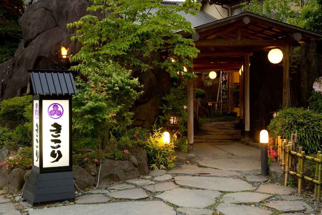 isawakou's tweet photo. 【御泉印の販売場所変更】
これまで石和温泉観光協会で販売してましたSD武田信玄ver.御泉印の販売場所が変更となります。

『木創りの宿 きこり』
〒406-0024 笛吹市石和町川中島325
受付時間 8:00～21:00（年中無休／臨時休業あり）

@onmusu_onsenin
#温泉むすめ #石和紅 #温むす #石和温泉 #御泉印 https://t.co/PgkMRDenin