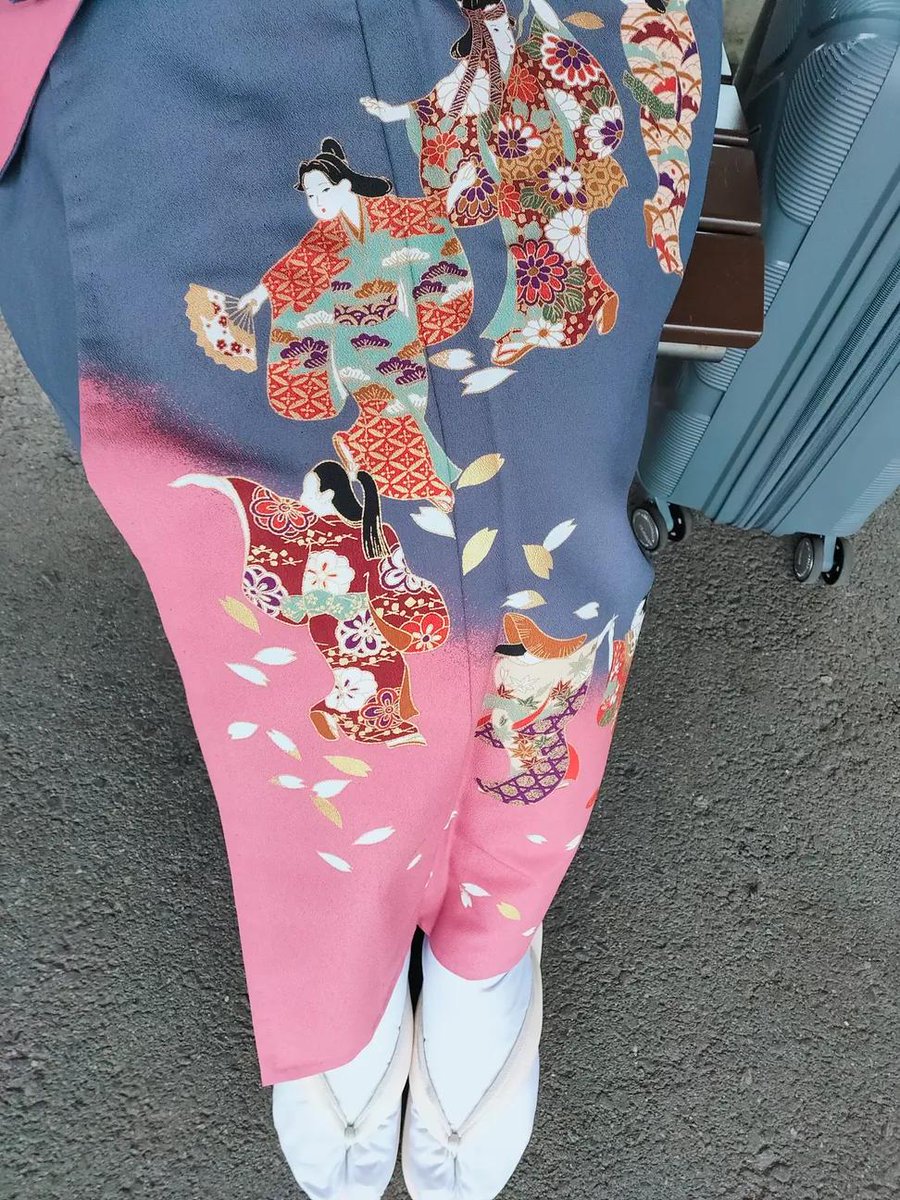 arale_fl's tweet photo. 菱川師宣の肉筆画を見に行ってきた！
この訪問着の女性たちの突き出た髱といい鮮やかな小袖といい、江戸時代初期の風俗画っぽいなーと買った時から思ってたので、まさしく彼女たちがそのまま抜け出してきたような絵巻物を見れて感激でした https://t.co/TXCrF98igy