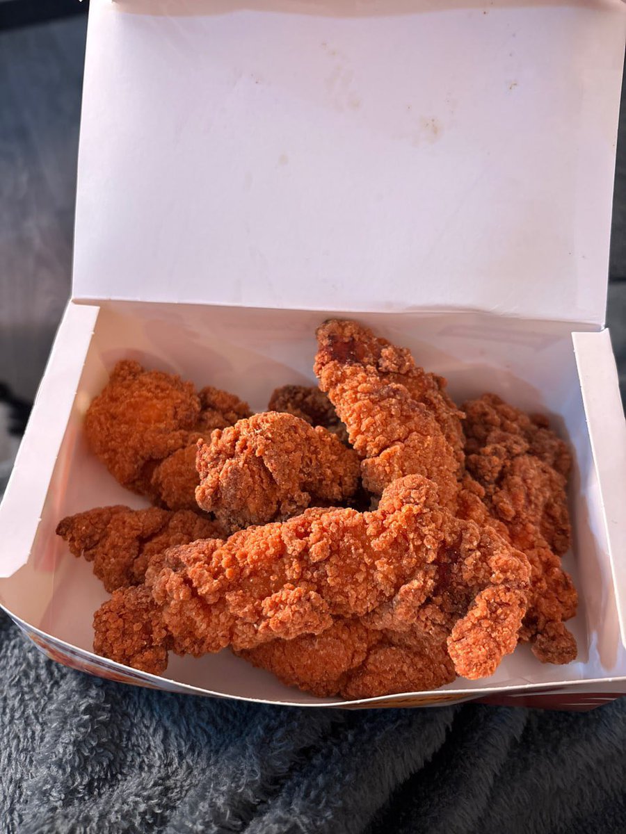 emberccskyy's tweet photo. the fastest way to my heart might actually be fried chicken https://t.co/ror4FAlqQo