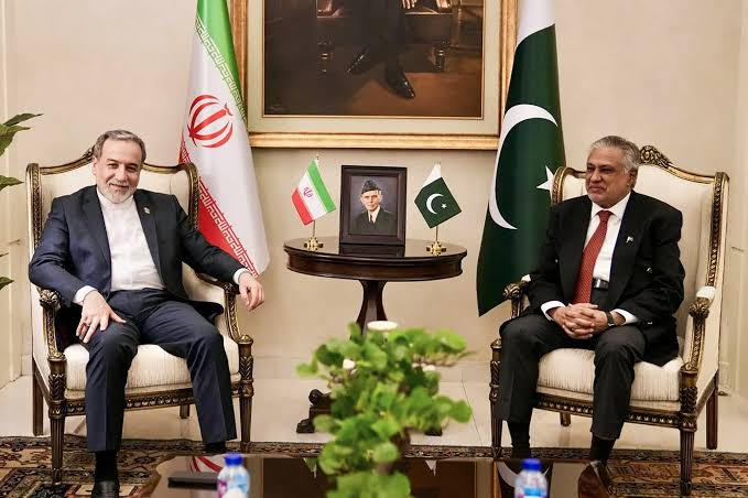 SoftWarNews's tweet photo. 🇺🇸 Wartawan: "Anda tahu Israel ingin membunuh Anda selama perundingan gencatan senjata Pakistan itu?"

🇮🇷Araghchi: "Ya, saya sudah tahu itu." 🔥

🇺🇸Wartawan: "Jadi mengapa Anda pergi ke Pakistan?"

🇮🇷Araghchi: "Kami orang Iran. Kami tidak takut mati demi bangsa kami. Penakut menyerang dari belakang. Kami pergi demi perdamaian regional. Sekarang Anda lihat siapa kanker sesungguhnya."🔥

Itu keberanian sejati. Pria ini telah memenangkan miliaran hati dengan nyali, strateginya, dan ketenangannya. Hormat yang luar biasa 🫡