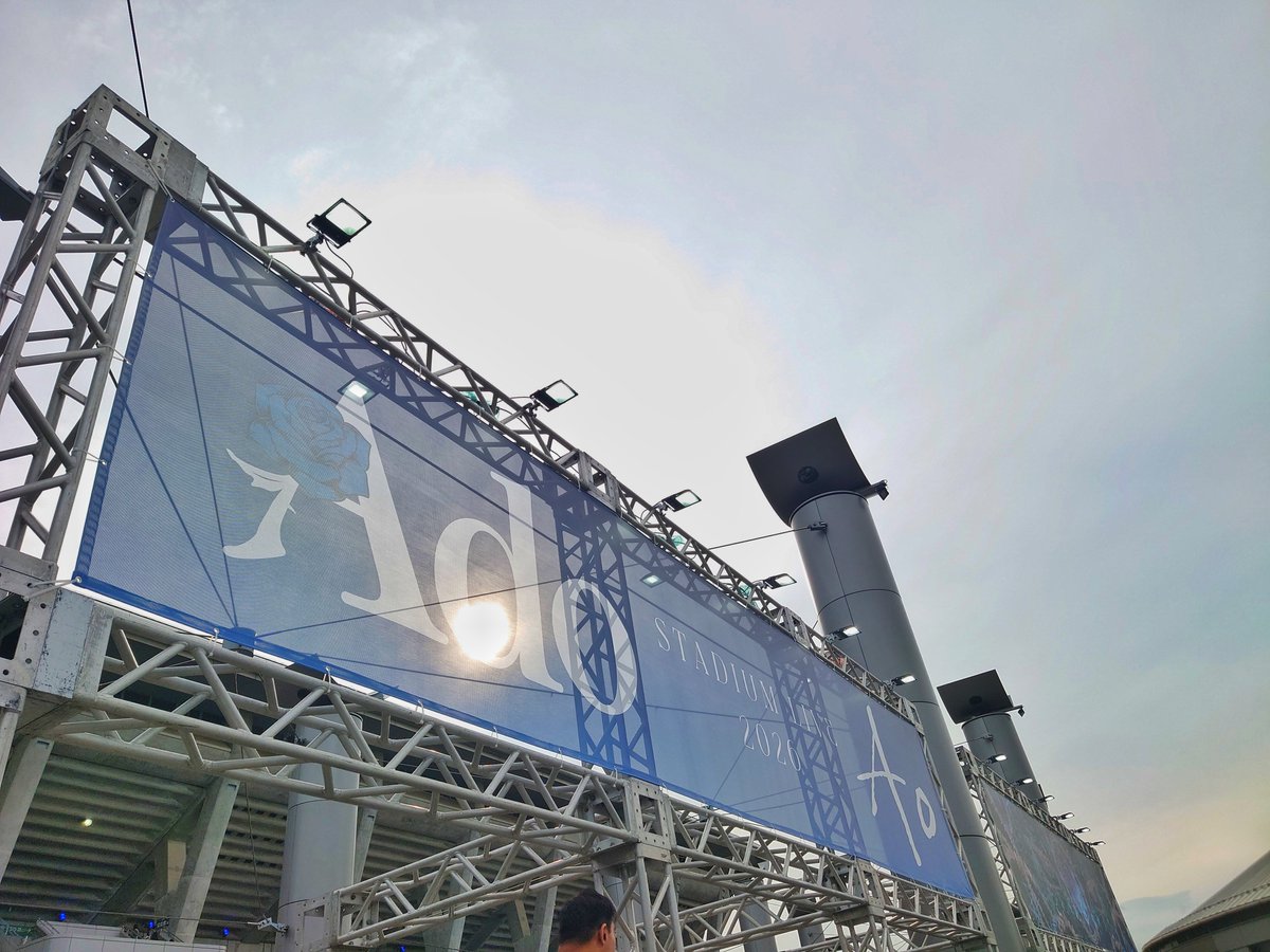 yazy0001's tweet photo. 屋根の下で助かった♪
花火とか上がっても見えないけどね！ https://t.co/awd24zoSGa