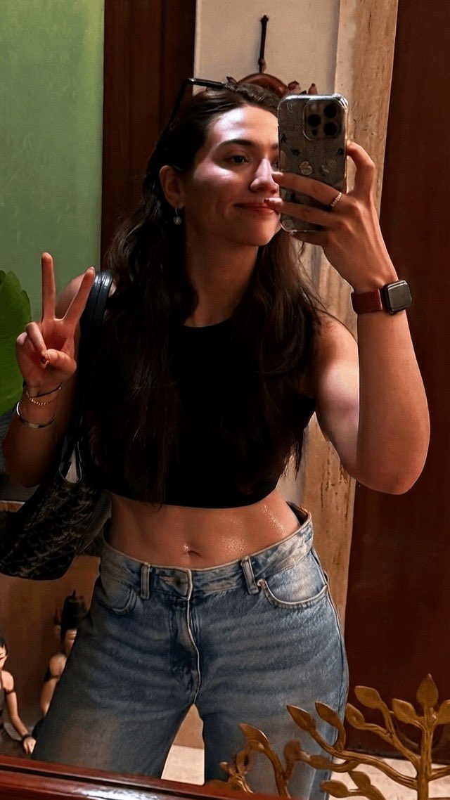 celebuhdd's tweet photo. Another day of sahiba casually flaunting her abs 🥵 
Officially a sahiba paglu now https://t.co/nmyTbhjQit