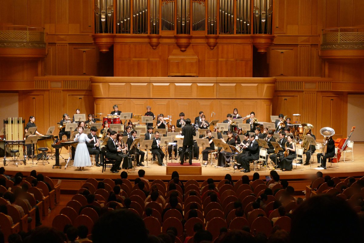OsakaShion's tweet photo. 【御礼🏰💫】

🎶大阪市職員互助会 公益事業🎵
オオサカ・シオン・ウインド・オーケストラ ファミリーコンサート
📍住友生命いずみホール

指揮は齋藤友⾹理さん、歌は覚道沙恵⼦さんで、
世代を超えて愛される #ディズニー 音楽の数々をお届けいたしました✨

外はあいにく雨模様でしたが、会場は元気いっぱいの歓声に溢れていていましたね☀️
ご来場いただいた皆さま、誠にありがとうございました☺️

アンコールは下記の曲をお届けいたしました。
♪ 星に願いを（L.ハーライン／編曲：佐藤博昭）
♪ ジャンボリミッキー！（M.マリナンジェリ／編曲：郷間幹男）

Shionはこの夏もたくさんの公演を開催いたします❗️
ぜひホームページをご覧いただき、気になる公演がございましたら、カレンダーにチェックしておいてくださいね✍️
皆さまとまたお会いできる日を心待ちにしております🌟

👇Shion公式ホームページはこちら👇
https://t.co/5jFSWFnYF8

#オオサカシオン
#吹奏楽