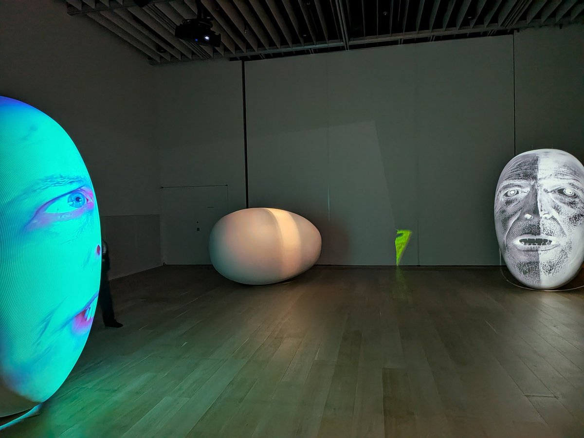 LL2eeJTpVkcI8Yo's tweet photo. Empty(Tony Oursler w/David Bowie)
昨日から開催されたトニー・アウスラー展、楽しみにしていたお目当ての作品は2000年ボウイとの共作“空(くう)”。アウスラーと言えばボウイの“Where Are We Now?”を監督したことで知られてますね。その他、アウスラーの新作等盛り沢山の展覧会です(^o^)
#tokyonode https://t.co/BpYgnI2M2h