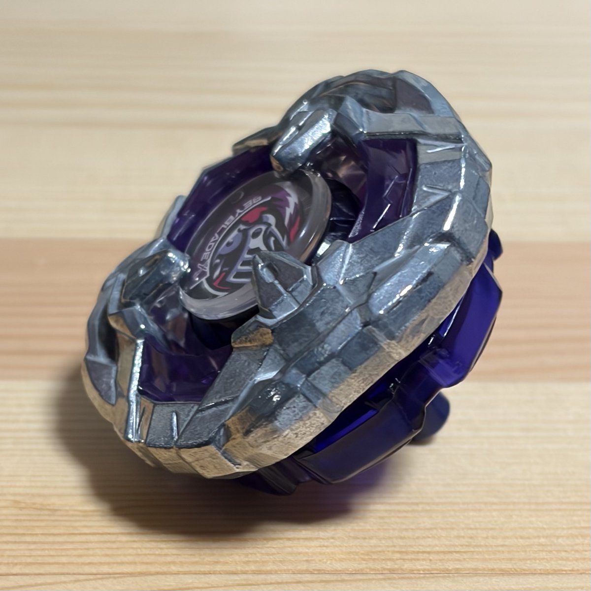 chaygreen's tweet photo. すげぇかっけぇナイトシールドのアタックカスタム🛡️
正面から見るとランチャーフックの隙間から7-60の真ん中の紫が覗いてよきよき👍
ロッドも時計も何度か飛ばせたし、しばらくこれで練習しようかな😁 https://t.co/SQlYghijjU