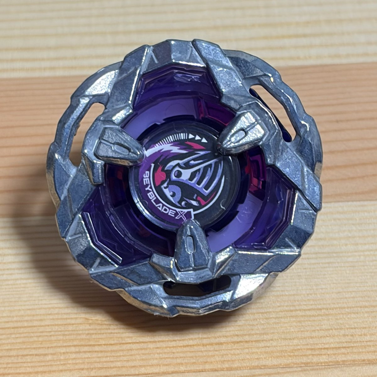 chaygreen's tweet photo. すげぇかっけぇナイトシールドのアタックカスタム🛡️
正面から見るとランチャーフックの隙間から7-60の真ん中の紫が覗いてよきよき👍
ロッドも時計も何度か飛ばせたし、しばらくこれで練習しようかな😁 https://t.co/SQlYghijjU
