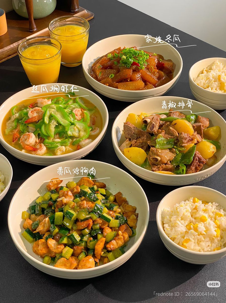 immonnu's tweet photo. 中国人やっぱ食べる量が日本人よりかなり多い気がする。私が子どもだった90年代もこんなに豪華じゃなかったけど一汁三菜以上(サラダとか冷菜じゃなくて全部ガッツリ系オカズと、タンパク質が必ず入ってる汁物)と白飯だったから、今はもっと質も良くなってるだろうから確かに身長伸びるかも。 https://t.co/l5VKUt7UqG