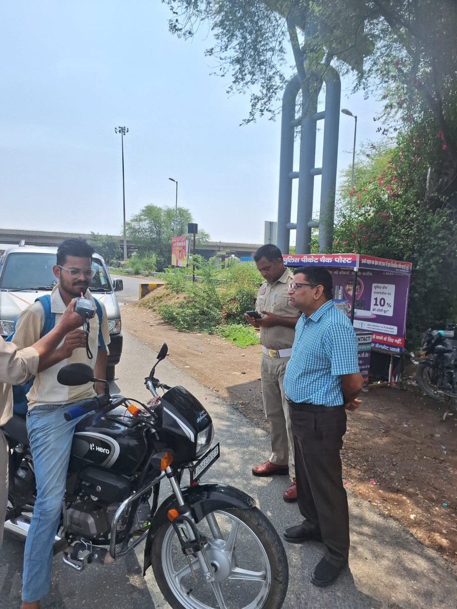 RTOAGRA's tweet photo. ऑपरेशन 'मीट एंड ग्रीट'
यातायात पुलिस के साथ संयुक्त अभियान.
@Uppolice @dayashankar4bjp @uptransportdept @uptrafficpolice @myogiadityanath @CMOfficeUP https://t.co/0LFpcNBSwl