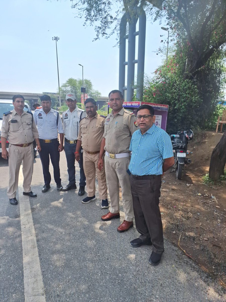 RTOAGRA's tweet photo. ऑपरेशन 'मीट एंड ग्रीट'
यातायात पुलिस के साथ संयुक्त अभियान.
@Uppolice @dayashankar4bjp @uptransportdept @uptrafficpolice @myogiadityanath @CMOfficeUP https://t.co/0LFpcNBSwl
