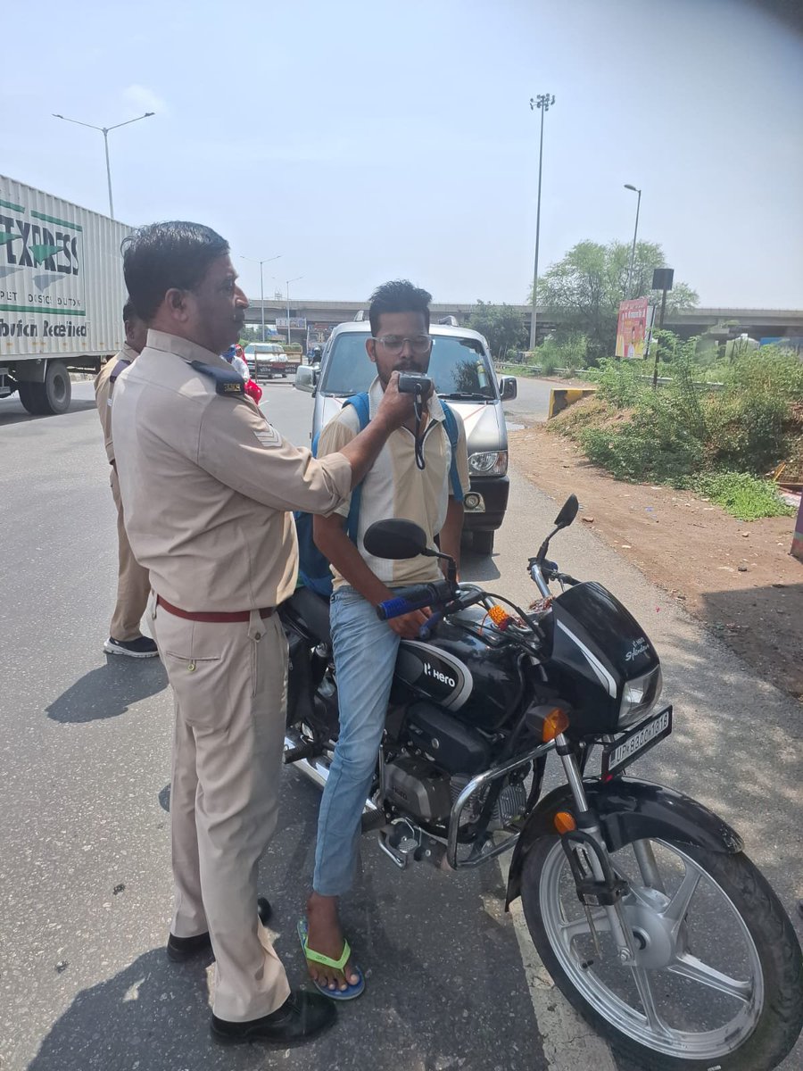 RTOAGRA's tweet photo. ऑपरेशन 'मीट एंड ग्रीट'
यातायात पुलिस के साथ संयुक्त अभियान.
@Uppolice @dayashankar4bjp @uptransportdept @uptrafficpolice @myogiadityanath @CMOfficeUP https://t.co/0LFpcNBSwl