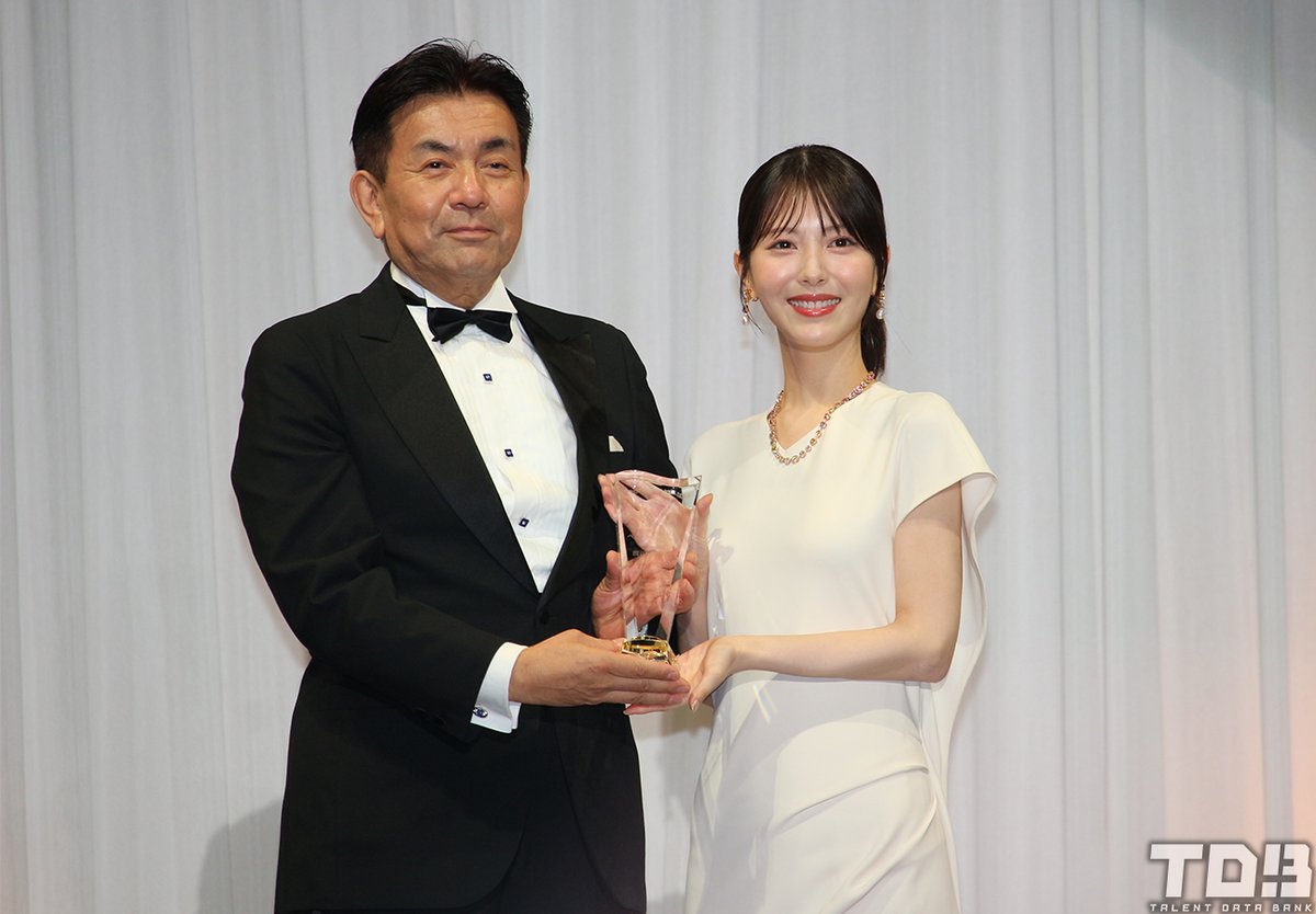 talent_databank's tweet photo. 浜辺美波、2度目の日本ジュエリーベストドレッサー賞受賞
ジュエリーは“約束”「誇れる自分になるような気持ちで購入」

▼詳細はこちら
https://t.co/khJasG80rJ 

#浜辺美波 #日本ジュエリーベストドレッサー賞 https://t.co/C3dNXowvl1