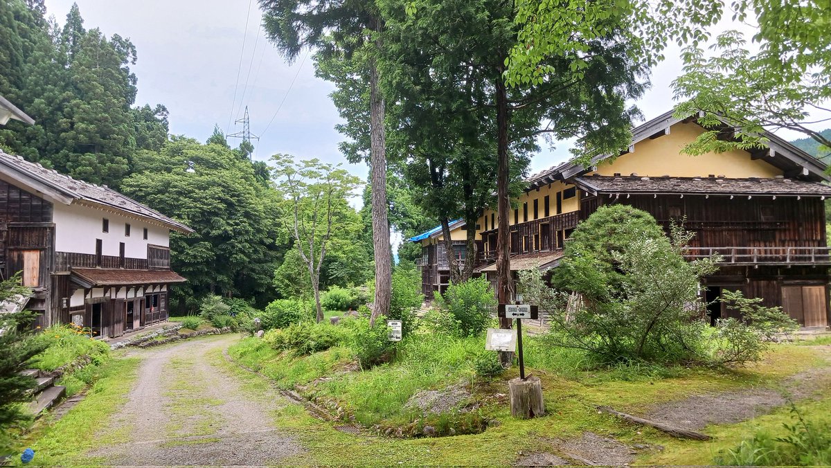 NuttsoLeicht's tweet photo. 石川県立白山ろく民俗資料館
白山麓地域にちいての民俗資料館。民俗品や風俗の展示・解説だけでなく、敷地内には六棟もの古民家(全て国もしくは県の指定文化財)が移築展示してある。これで拝観料260円は正直安い、安くない？ https://t.co/LN67jM1Ko6