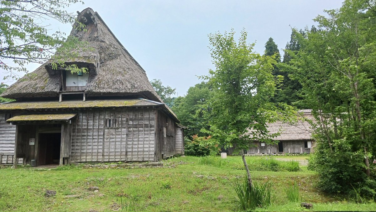 NuttsoLeicht's tweet photo. 石川県立白山ろく民俗資料館
白山麓地域にちいての民俗資料館。民俗品や風俗の展示・解説だけでなく、敷地内には六棟もの古民家(全て国もしくは県の指定文化財)が移築展示してある。これで拝観料260円は正直安い、安くない？ https://t.co/LN67jM1Ko6