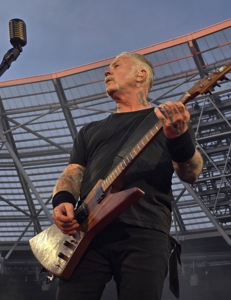 real_papahet's tweet photo. London… what a way to kick things off. 🤘

You brought the passion, the voices, and the energy from the first note to the last. Nights like this remind us why we keep doing what we do.

Thank you for making Night 1 unforgettable. Rest up we’re not done yet. ❤️

#Metallica #M72WorldTour #London #MetallicaFamily #LiveMetal