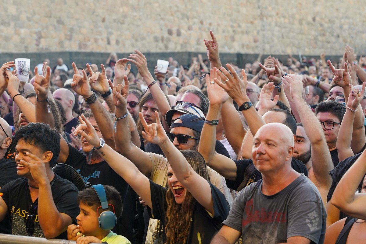 eugenioglezcrem's tweet photo. El Rock Imperium arranca con fuerza y prepara una jornada histórica con Iron Maiden ante 20.000 personas. 

Cartagena se consolida como capital internacional del rock al recibir a seguidores de 40 países en una edición que vivirá hoy su gran día.

https://t.co/Cl3NNYMqJd https://t.co/S8v9bnX8KL