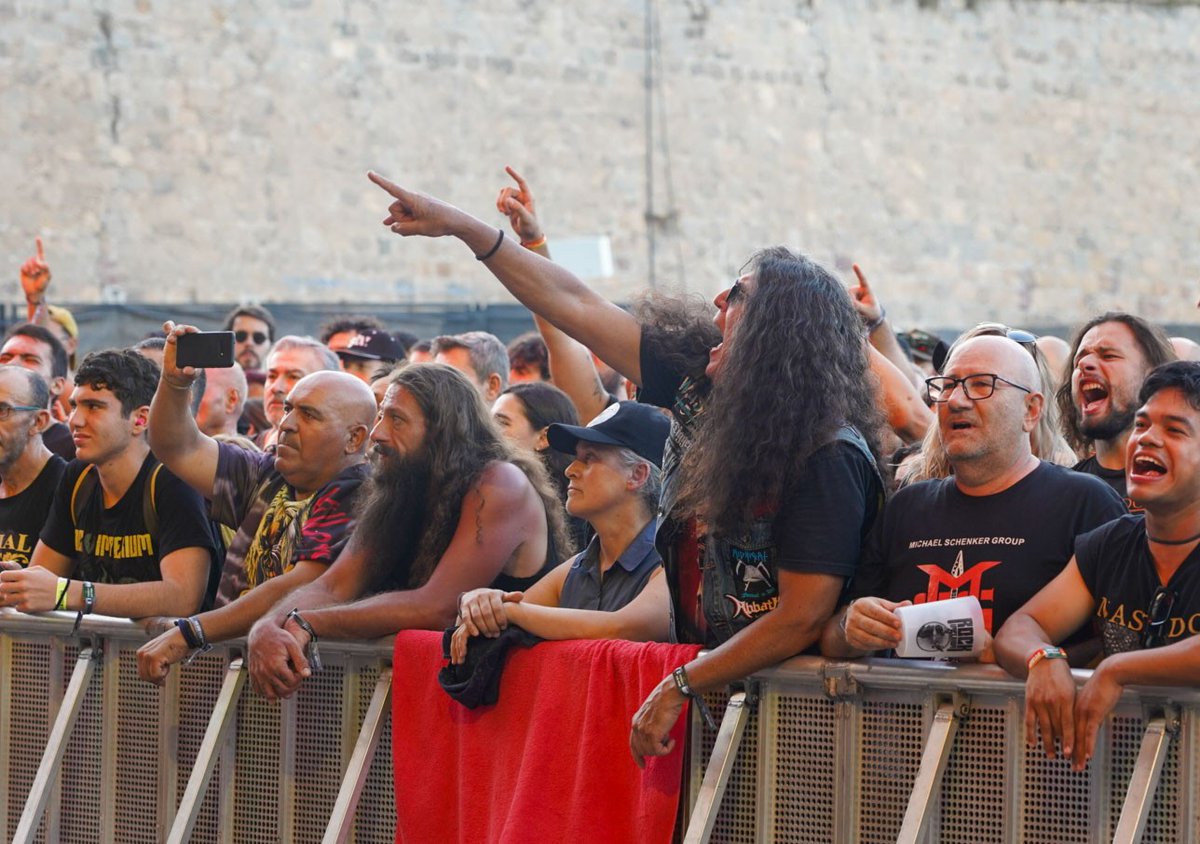 eugenioglezcrem's tweet photo. El Rock Imperium arranca con fuerza y prepara una jornada histórica con Iron Maiden ante 20.000 personas. 

Cartagena se consolida como capital internacional del rock al recibir a seguidores de 40 países en una edición que vivirá hoy su gran día.

https://t.co/Cl3NNYMqJd https://t.co/S8v9bnX8KL