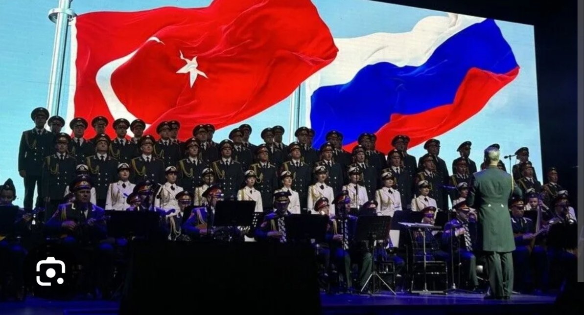 MuratYildiz_MY1's tweet photo. NATO ÖNCESİ ANKARA'DA KIZILORDU KOROSU!
👉Zamanlaması manidar, 
👉Rus büyükelçisi de konser öncesi konuşma yapıyor. Nato zirvesi arifesinde Ankara’da Rus tarafının bir mesajı. 
👉Konserdeki seçilen eserler arasında milli marşlardan sonra Mehter Marşı(giriş), Çanakkale Türküsü,  10.yıl Marşı, İzmir Marşı... Ve bazı türküler. 
👉Arka planlarındaki videolarda vurgulanan mesaj emperyalizme karşı Türk milletinin mücadelesini anlatıyor, 
👉Rus şarkılarının bazılarında da 2.dünya savaşından benzer kareler gösteriliyor. Halk oyunları olarak da bizim Azerbaycan oyunlarına benzer olanları sergileniyor. 
👉Mesaj; Türkler Ruslara NATO ülke halklarından daha yakındır. 
👉Müzik müthiş, aynı zamanda çok başarılı da bir psikolojik harp...