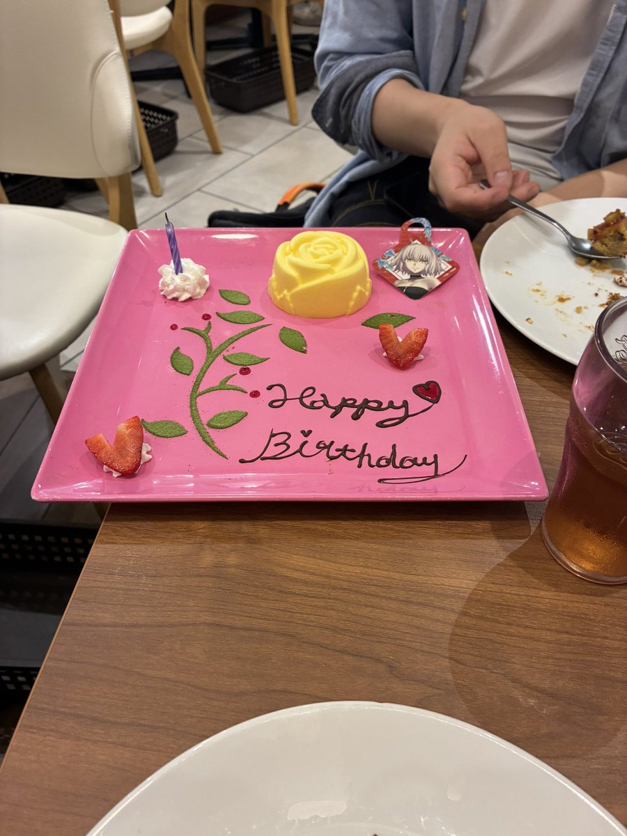 kino1024's tweet photo. 相方がバースデープレートを誕生日でもないのに間違って注文してしまい最後にプレートが持ってこられ二人で困惑しながら食べることになったやつ(スイパラ) https://t.co/5ypINyhvUp