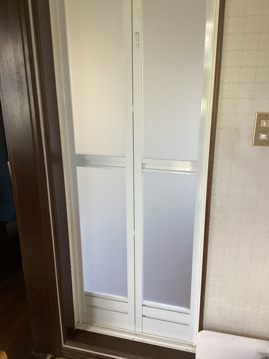 APShomes2841's tweet photo. 浴室ドアのカバー工法を行いました。既存の折れ戸はパネル外れや全体のガタつきがあり、安全面も考えて新しいドアへ交換。枠を活かす工法なので工期を抑えやすく、見た目もスッキリ仕上がります。
#浴室ドア交換 #カバー工法 #折れ戸修理 #リフォーム #浴室リフォーム https://t.co/MyU5kKWyCo