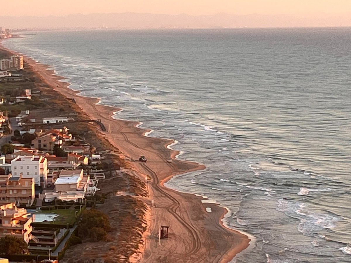 MeteoCullera's tweet photo. Bon dia. 24°C de temp. mínima en #Cullera y 75% de humedad. Comienza la escalada de los termómetros y @AEMET_CValencia activa el #AvisoAmarillo por #calor en el #LitoralSur. En nuestra ciudad superaremos los 30°C. #Amanecer de hoy: #Dossel (A. Cortés),  #Ribera (J. Canet) y #Faro https://t.co/p2C5I0sPfE
