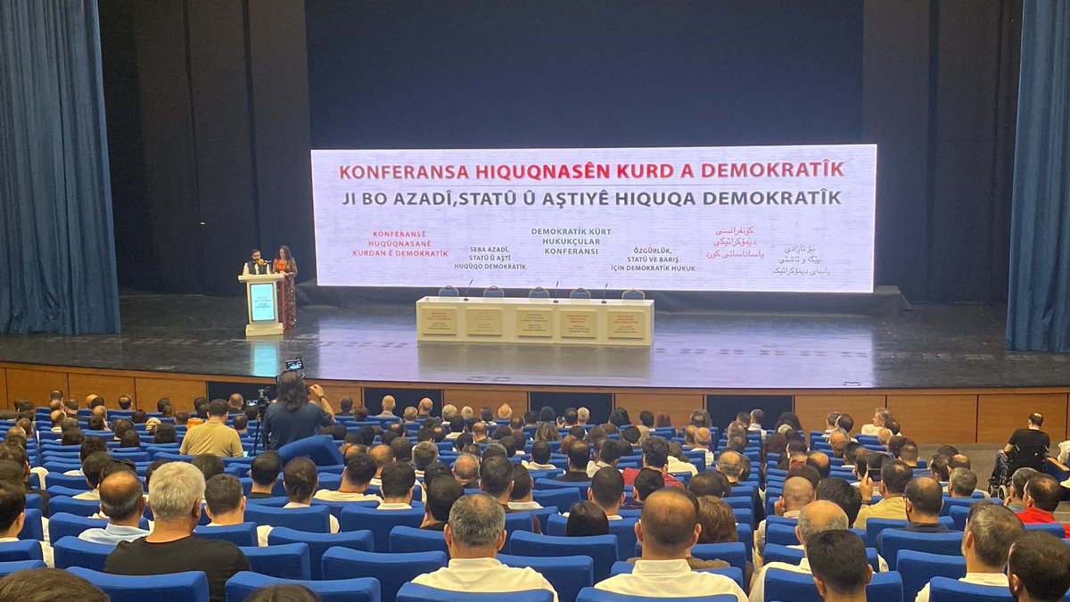 ohdgenelmerkez's tweet photo. Konferansa Hiqûqnasên Kurd a Demokratîk ya bi şîara "Ji bo Azadî, Statû û Aşitîyê Hiqûqa Demokratîk" tê li dar xistin, dest pê kir. 

“Özgürlük, Statü ve Barış İçin Demokratik Hukuk” şiarıyla gerçekleştirdiğimiz konferansımız başladı. https://t.co/YZdnDxUEG9