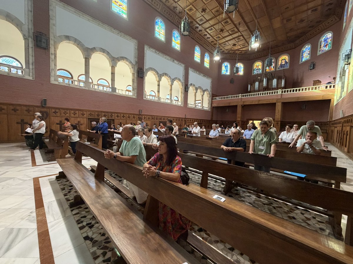 misionerospaul's tweet photo. Comenzamos el día de hoy con la oración en la capilla y, de manera especial, con la exposición del Santísimo. 🙏🏻

#XLVSemanaVicenciana #FamiliaVicenciana #SemanadeEstudiosVicencianos https://t.co/tpz7PhJqPw