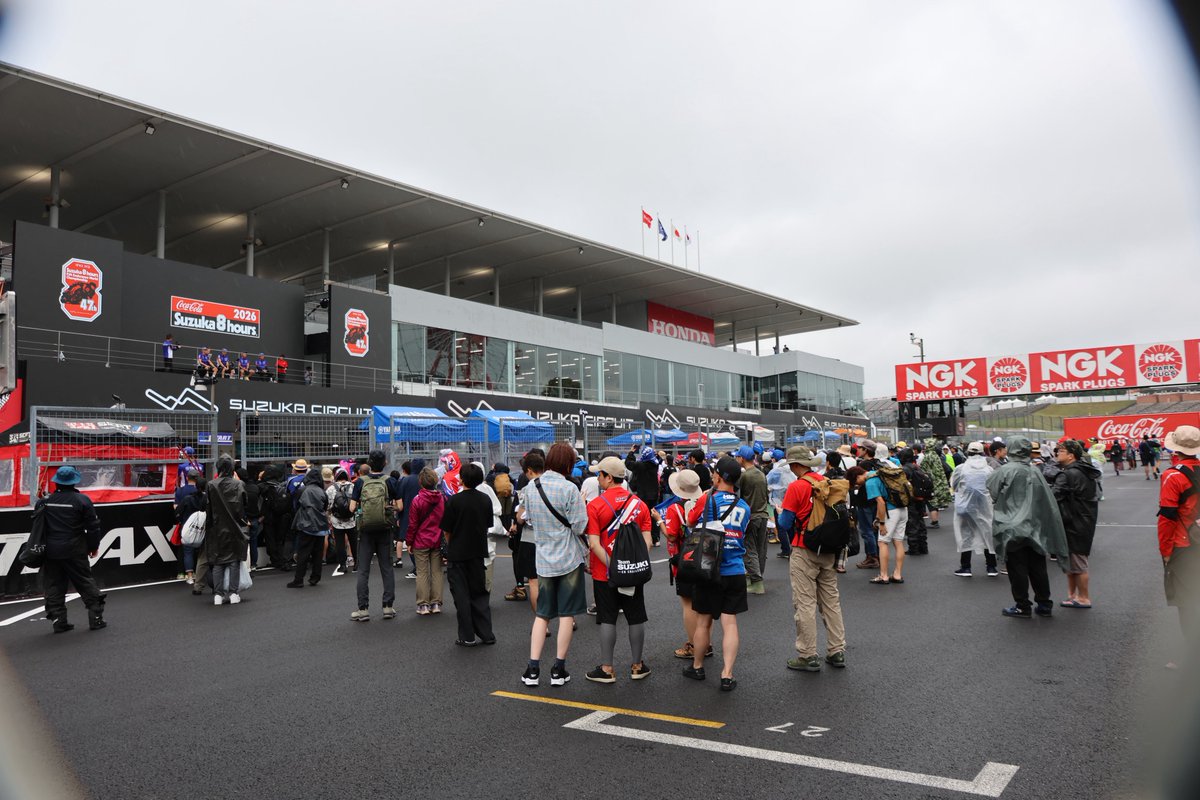 suzuka_event's tweet photo. 鈴鹿8耐 前夜祭 YAMAHA FACTORY RACING TEAM トークショー始まりました！
 #鈴鹿8耐 #FIMEWC #Suzuka8Hours https://t.co/d26v1VxJWZ
