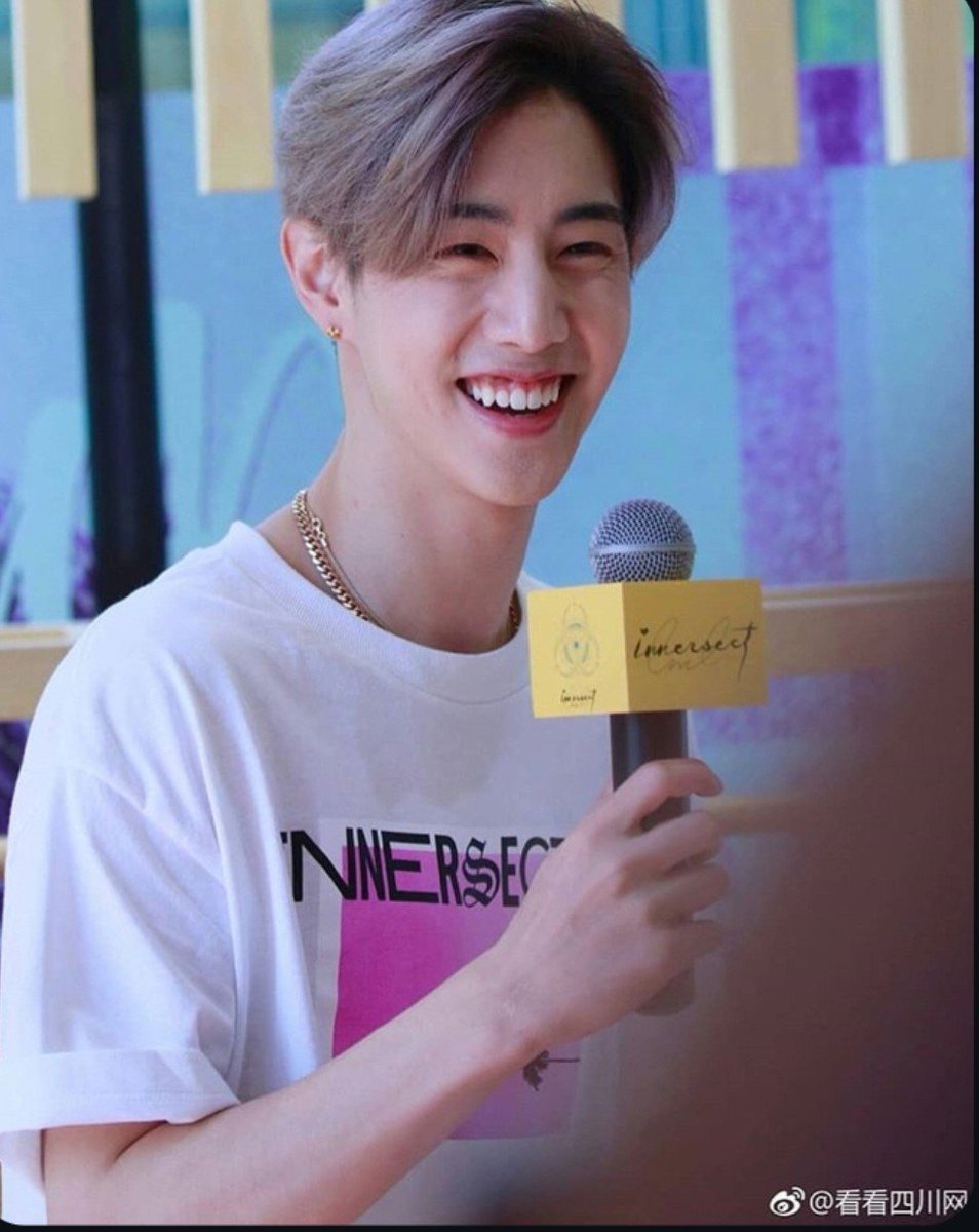 Cherisa_93's tweet photo. ย้อนกลับไปดู มาร์คออกงานเดี่ยวครั้งแรกในจีน ตอนนั้นไป"INNERSECT Pop up Store (2018) หล่อมาก

ความฉลาดในการตอบคำถาม ยิ้มแย้มสดใส น่ารัก MC ถาม" คุณมาที่นี่เพื่อกิน หม่าล่าทังใช่มั้ย มาร์คตอบว่า"ไม่ใช่นะครับ ผมมาที่นี่ก็เพื่อ" INNERSECT"

คนเก่งง🐰🤍🤗
#MarkTuan #段宜恩 @marktuan https://t.co/hmTtTTn9Pe