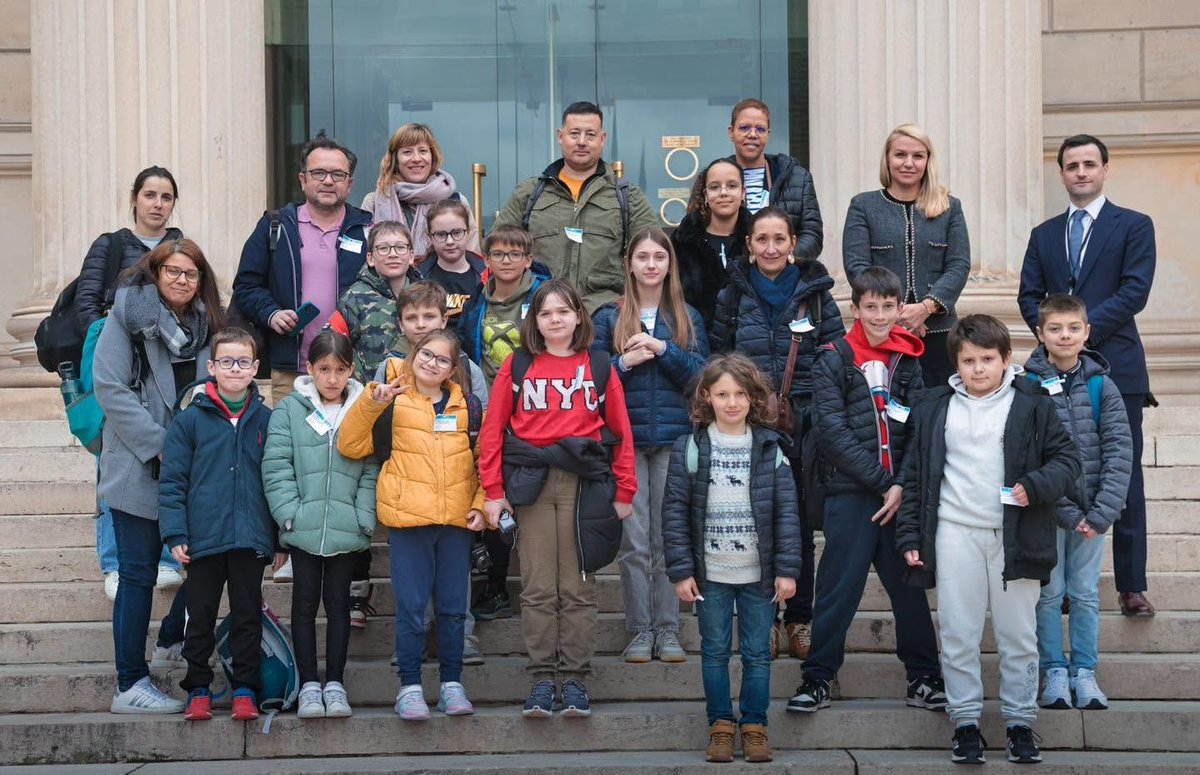 HeleneLaporteRN's tweet photo. Coucou @sudouest,

Dans vos pages de ce matin, vous mentionnez comme un scoop le fait que j'ai reçu un groupe de visiteurs à l'Assemblée nationale.

Comme vous le savez, depuis que j'exerce le mandat de députée, j'ai reçu de nombreux groupes à l'Assemblée pour des visites accompagnées de moments conviviaux.  Majoritairement des classes scolaires (Tonneins, Casteljaloux, Aiguillon, Lagupie, Sainte-Marthe, Grézet-Cavagnan, le Mas d’Agenais, Saint-Sernin…) ou encore des associations comme, récemment, un club des aînés ruraux du Mas d'Agenais.

Autant d’événements qui ont été très peu relatés dans vos pages ! Objectivité journalistique ou tri subjectif de l'information ?