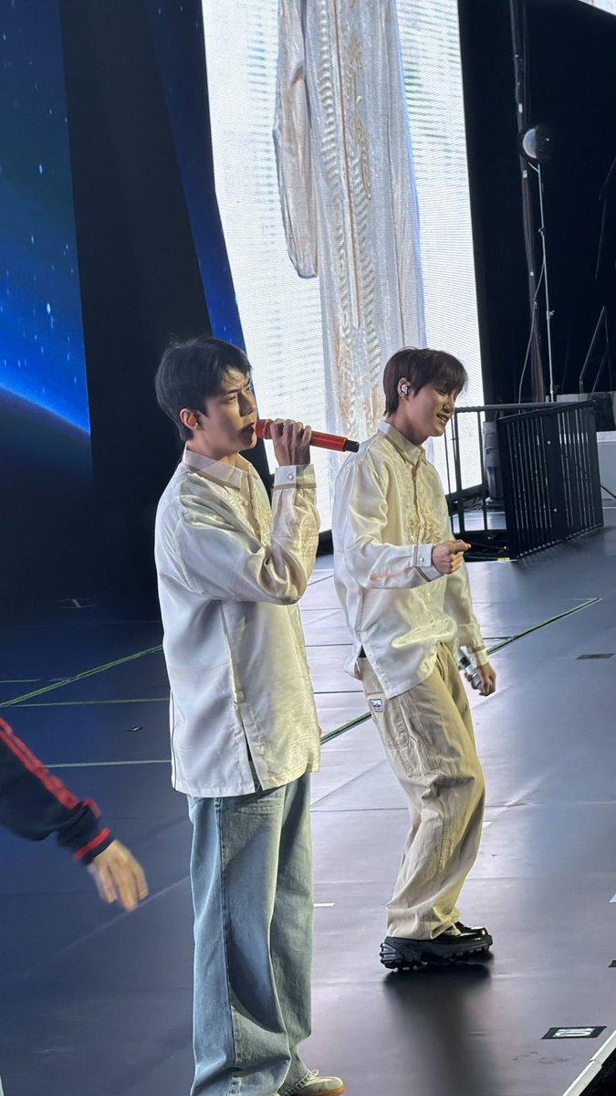 milkteus's tweet photo. sehun and jongin at today’s soundcheck!

they’re wearing barong (traditional filipino attire)~ https://t.co/qi2luZS3AY
