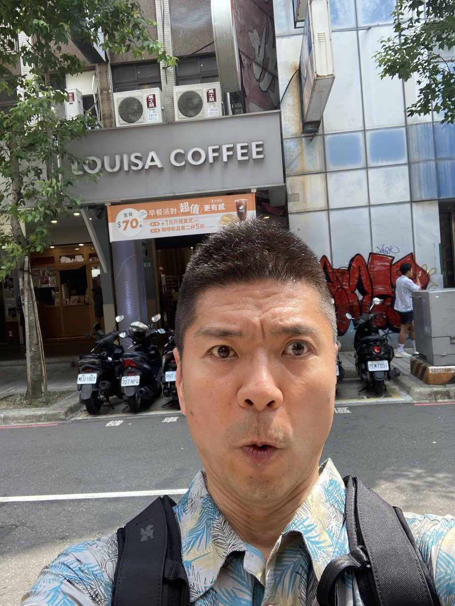 i_am_HAWAII's tweet photo. 今天在這裡進行中文修行！『路易莎咖啡（板橋府中門市）』☕📖🖊 
應該是週末的關係，哪家店都客滿，進不去！∑(ﾟДﾟ;)!!! 
找了半天，終於找到了位子～🌴 我大概下午五點會離開這裡，在那之前，如果剛好看到我的話，就來跟我聊聊天吧🍻🌴 謝謝！
 #語言交換 #日文交流 #台日交流 https://t.co/HF18hRiAs8