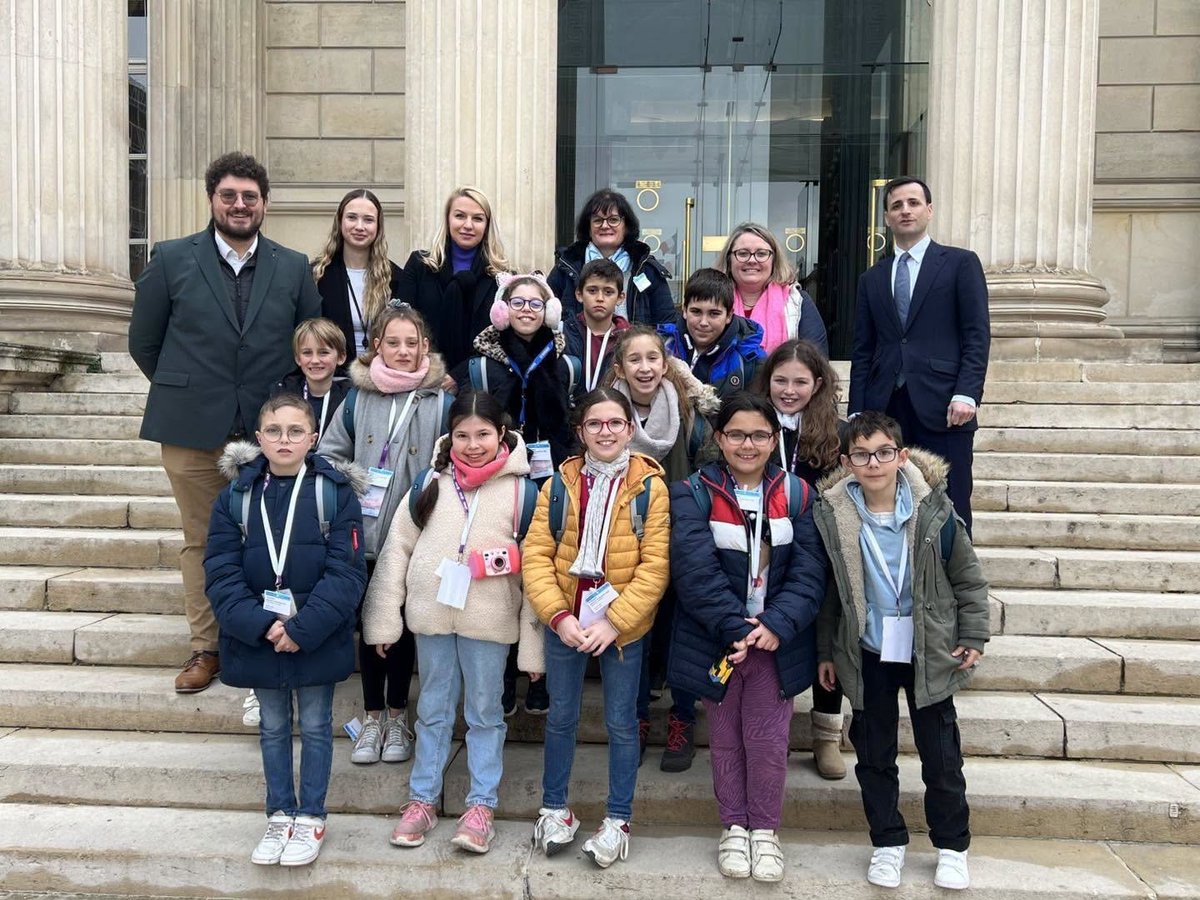 HeleneLaporteRN's tweet photo. Coucou @sudouest,

Dans vos pages de ce matin, vous mentionnez comme un scoop le fait que j'ai reçu un groupe de visiteurs à l'Assemblée nationale.

Comme vous le savez, depuis que j'exerce le mandat de députée, j'ai reçu de nombreux groupes à l'Assemblée pour des visites accompagnées de moments conviviaux.  Majoritairement des classes scolaires (Tonneins, Casteljaloux, Aiguillon, Lagupie, Sainte-Marthe, Grézet-Cavagnan, le Mas d’Agenais, Saint-Sernin…) ou encore des associations comme, récemment, un club des aînés ruraux du Mas d'Agenais.

Autant d’événements qui ont été très peu relatés dans vos pages ! Objectivité journalistique ou tri subjectif de l'information ?