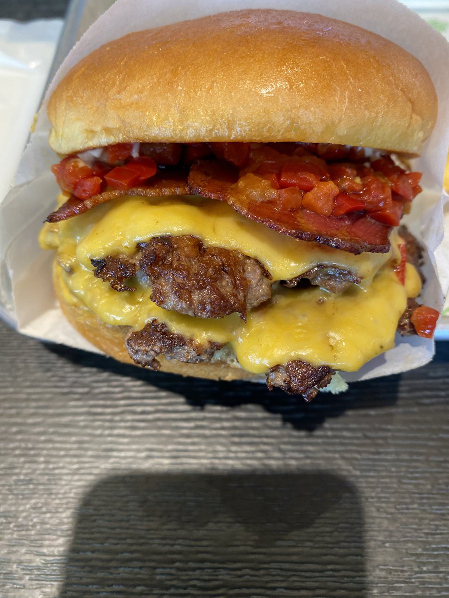 N8yt0YBlUSHVucZ's tweet photo. 秋田で初のバーガーキングが話題になっているので。
1 コンビニフライト（北秋田市米内沢）のハンバーガー
2 シェイクシャック
3 本荘ハムフライバーガー（由利本荘市 渡部製パン）
4 もう買えない「盛」の肉まん（店舗はもう更地に…） https://t.co/tAiR9WsvsA