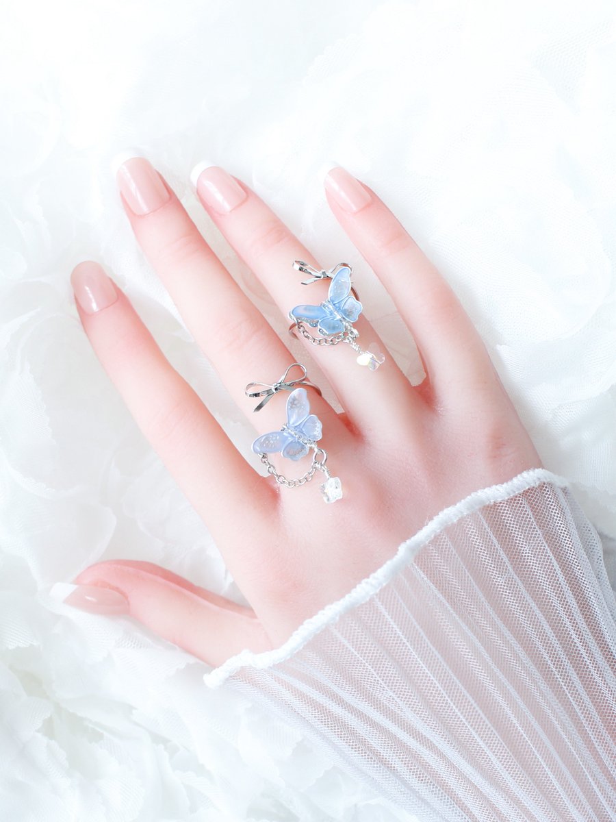 かわいい⋯ ! 手元にブルーの蝶が止まっている𓂃🦋